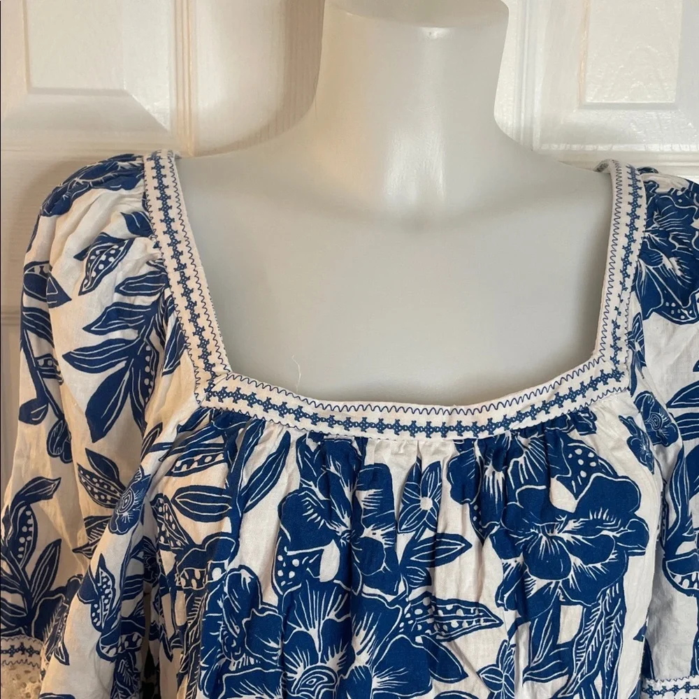 CHRISTIAN SIRIANO BLUE & WHITE FLORAL PATTERN TOP BLOUSE WITH CROCHET TRIM SZ L - Picture 3 of 10